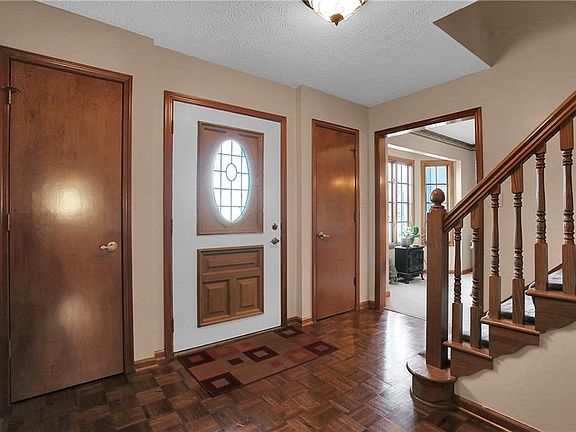 4th image of 1015 Lakewood South Dr