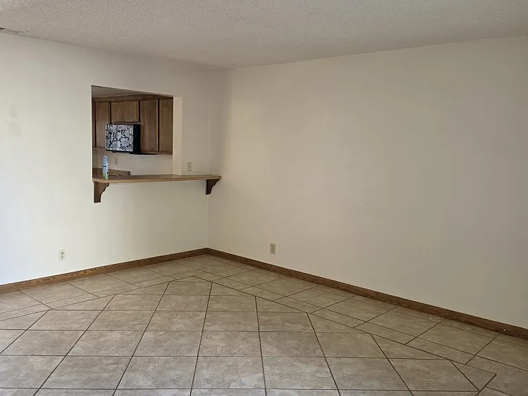 1113 W Cypress Ave — Photo 4