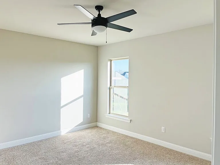 729 Crewe Ln — Photo 4