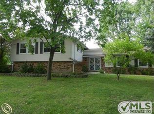 8060 Berkshire Dr, Grosse Ile, MI 48138
