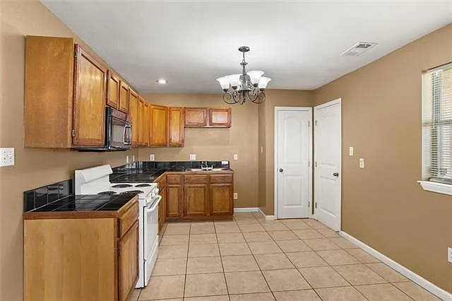 2 bed, 1.0 bath, 1200 sqft, $1,200 — Photo 4