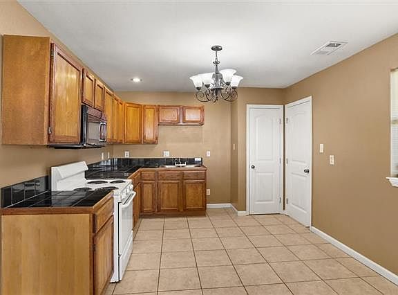 4th image of 2111 Octavia Dr