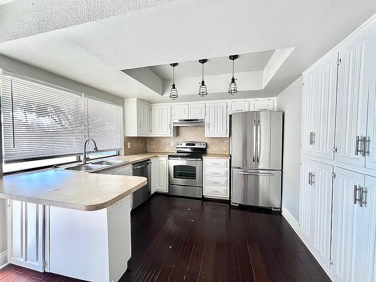 1301 Grant Dr — Photo 3