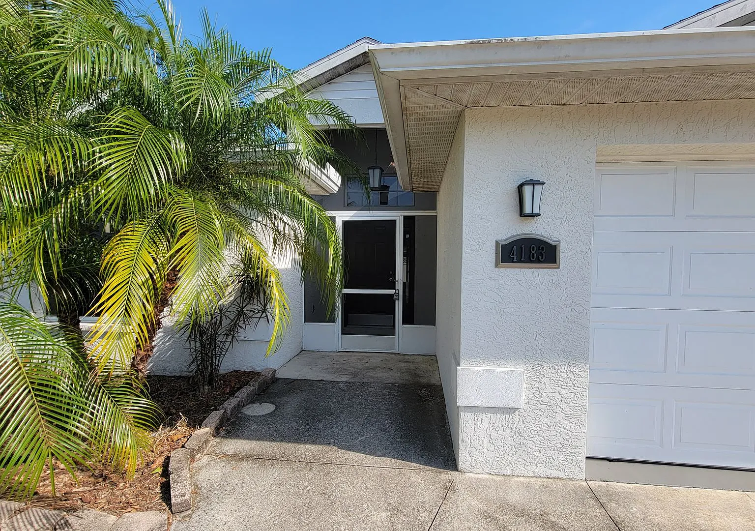 2BR/2BA + 2 Car Garage Home ~ Lake Sarasota — Photo 2