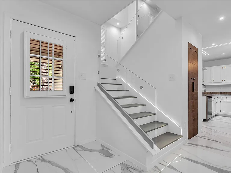 41 Hickory Oak Dr — Photo 2