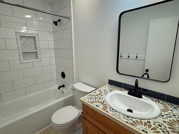 4th image of 121 Walker Cir