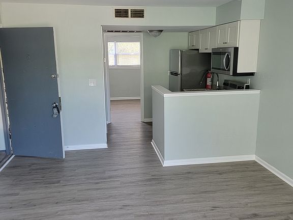 5th image of 869 W Ocean View Ave #8