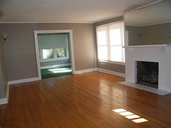 4th image of 121 S Lovell Ave E