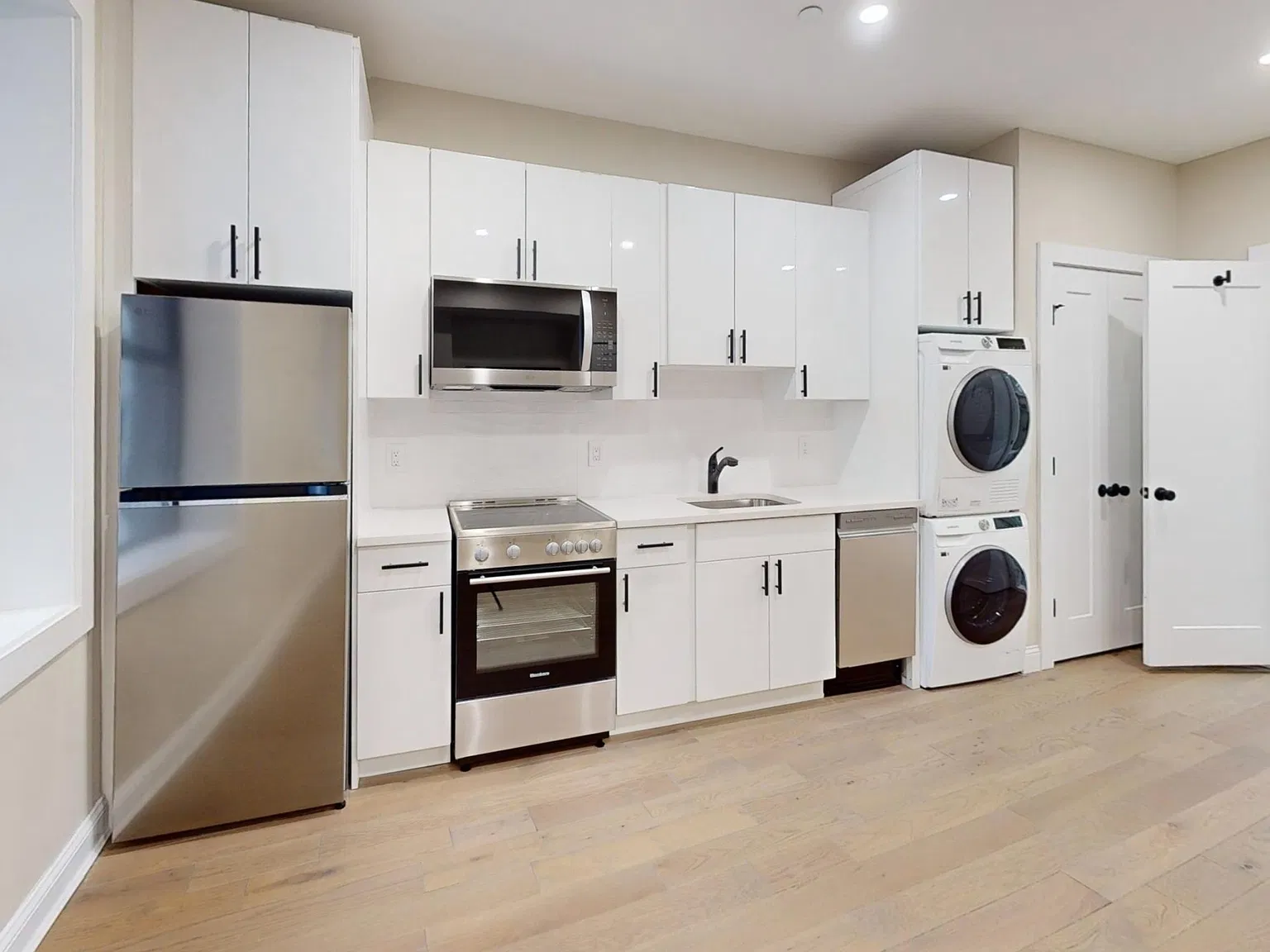 Studio, 305 sqft, $2,700 — Photo 3