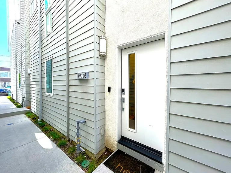 10917 1/2 Otsego St — Photo 2