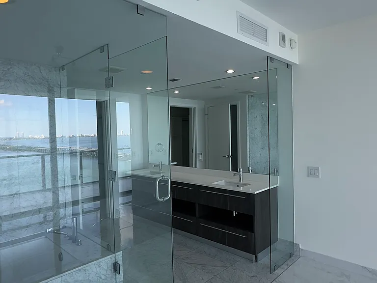 650 NE 32nd St #20 — Photo 5