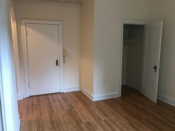 4th image of 2538 N Sawyer Ave #106