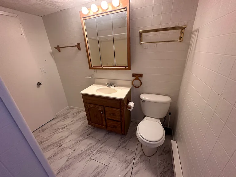 614 E Elm St — Photo 5