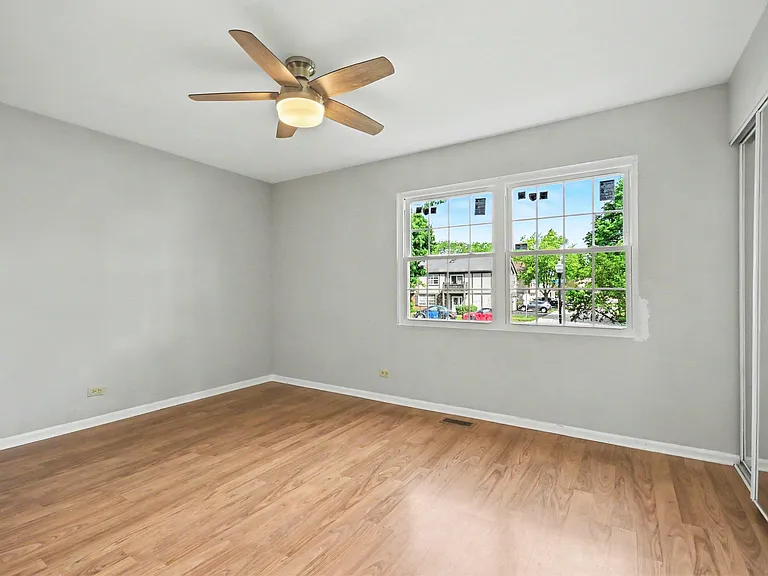 410 Ashwood Ct — Photo 9