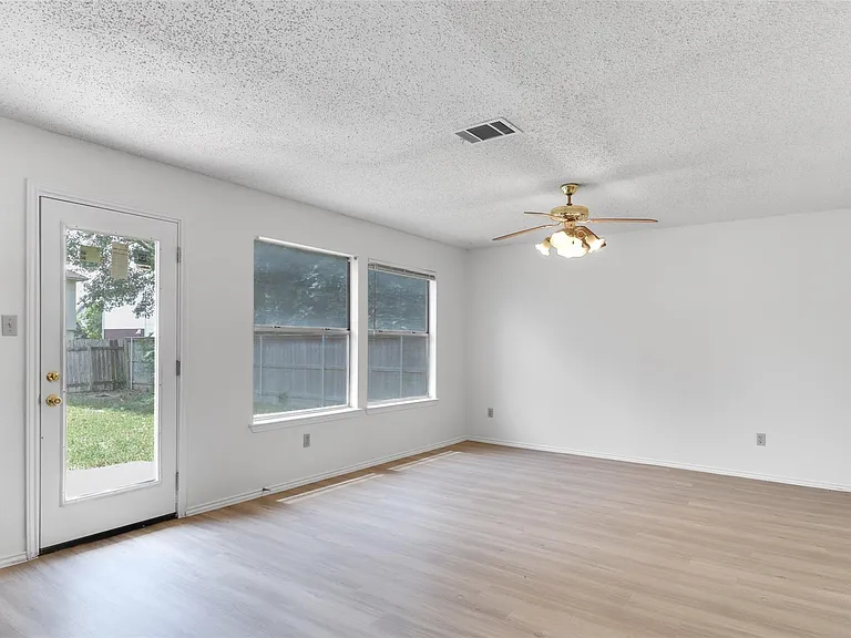8313 Columbia Falls Dr — Photo 6