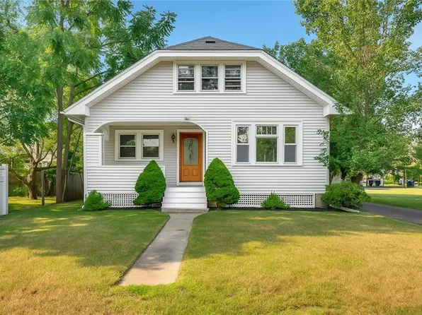 29 Firglade Ave E, Providence, RI 02915