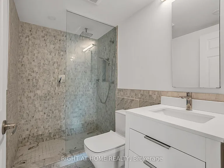 99 Harbour Sq #3008 — Photo 38