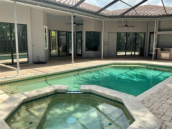 5th image of 126 Old Oak Cir