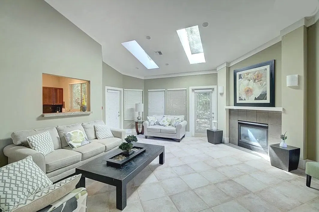 3 bed, 1097 sqft, $2,196 — Photo 3