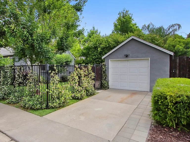 401 San Antonio Way — Photo 8