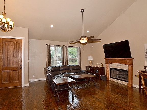 4th image of 2714 Green Oaks Dr