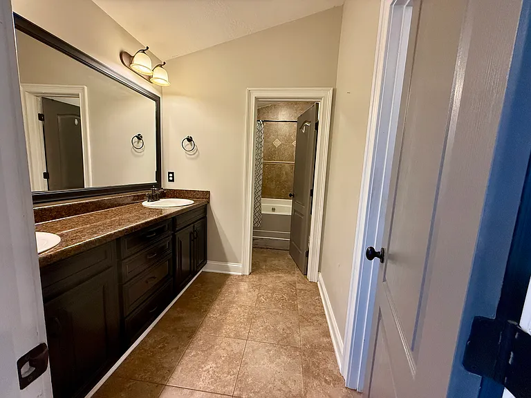 633 Dunrobin Ln — Photo 18
