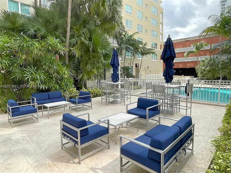2000 N Bayshore Dr #525 — Photo 31