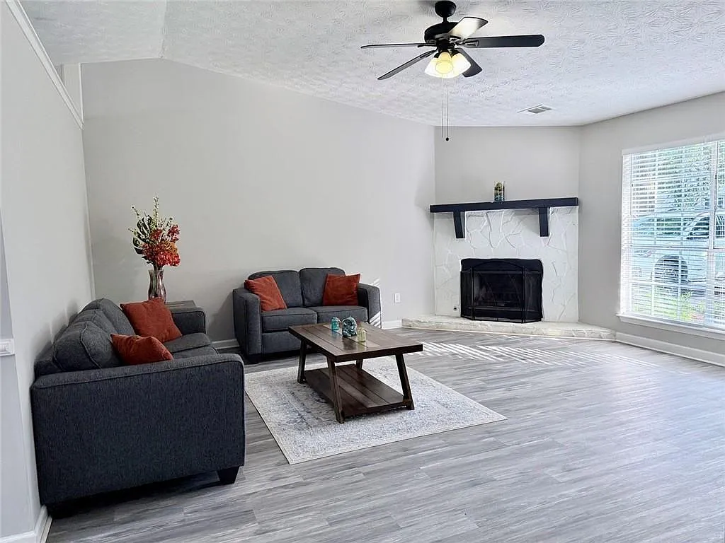 3 bed, 2.0 bath, 1372 sqft, $2,200 — Photo 4