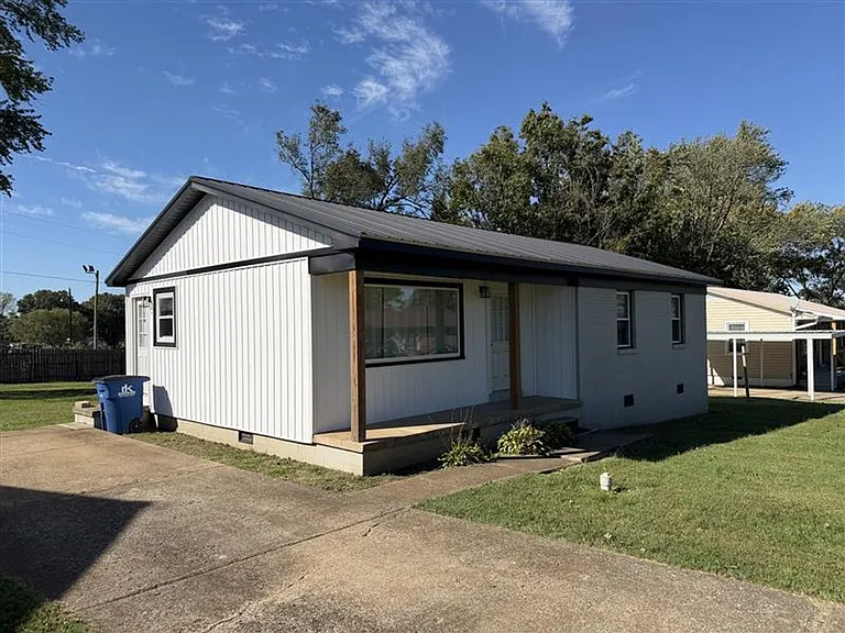 142 Maywood Dr — Photo 2