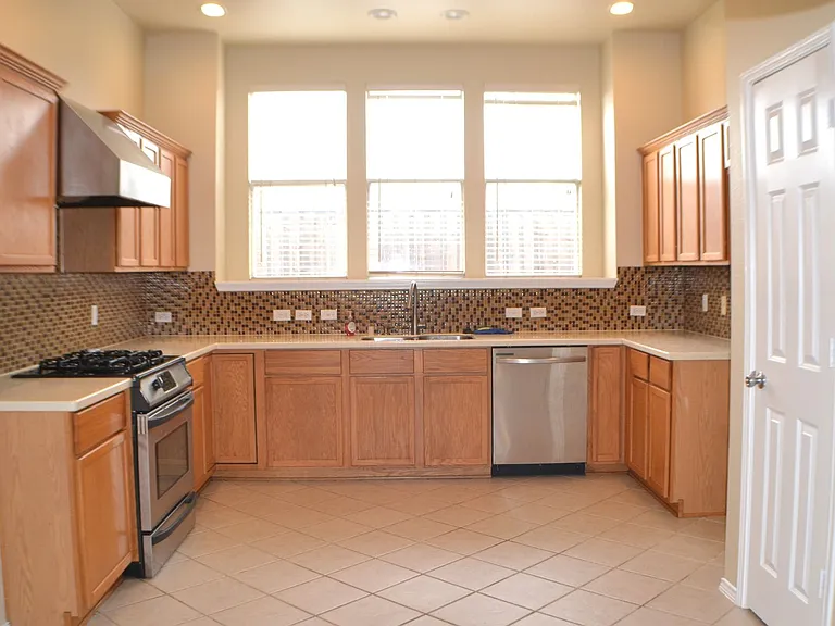 1013 Clear Creek Dr — Photo 6