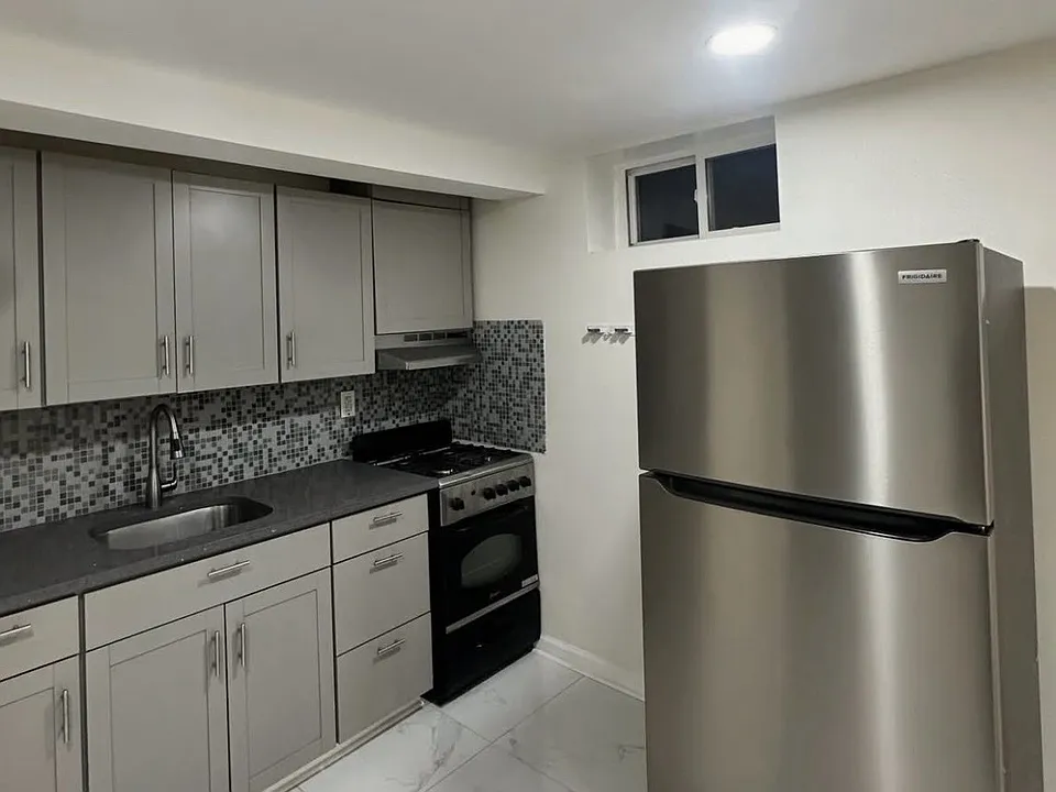 7 Circle Ave