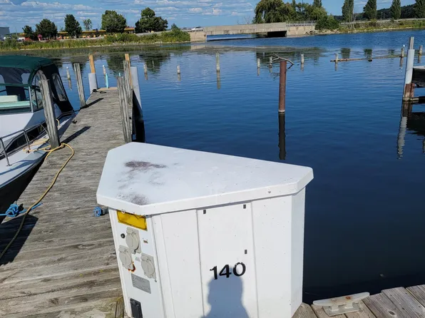 8572 Ellenwood Dr #140A, Montague, MI 49437