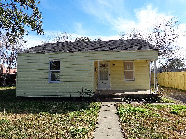 1st image of 915 E Warren Ave