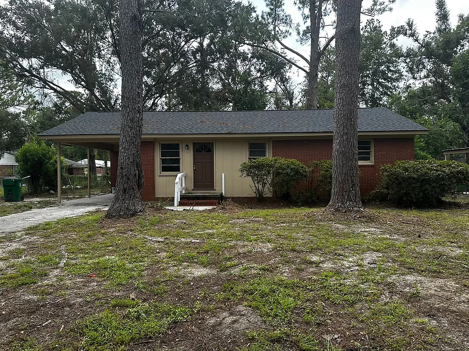 825 Woodlawn Dr
