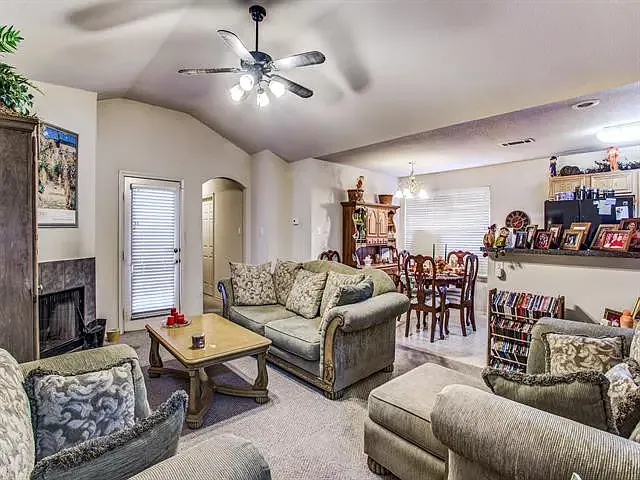 3 bed, 1320 sqft, $2,100 — Photo 4