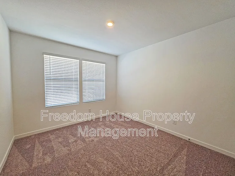 660 E Huyana Wind Dr — Photo 10