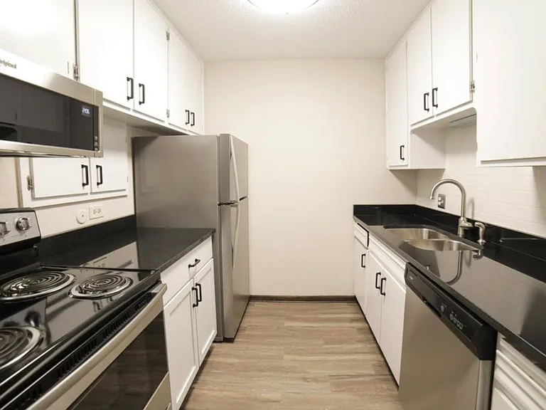 1800 Larpenteur Ave W #10 — Photo 4