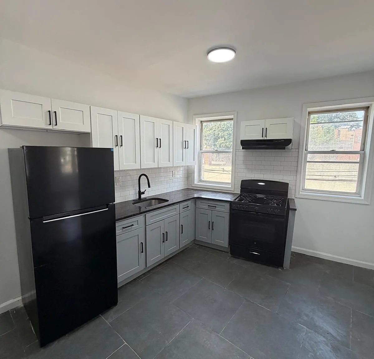 3 bed, $2,050 — Photo 1