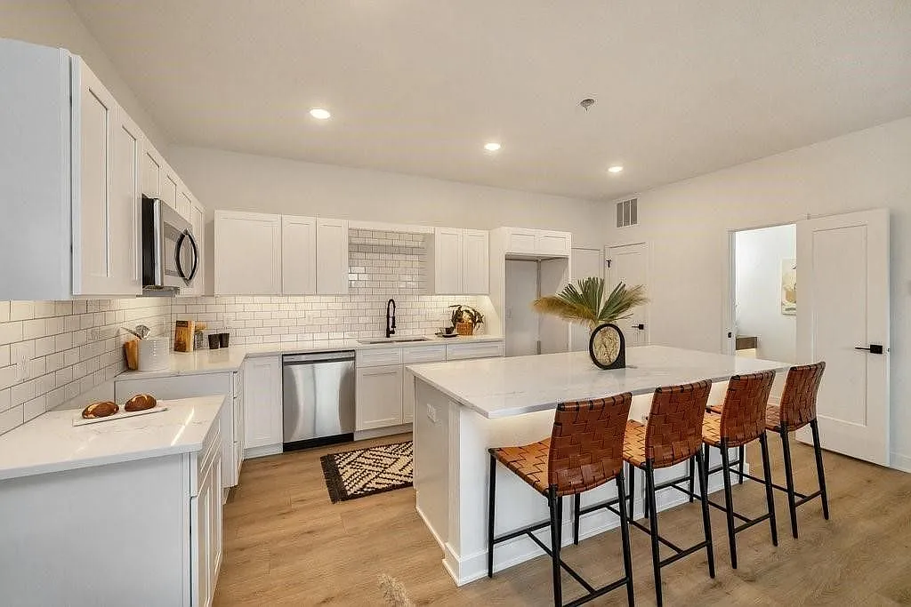 6501 Hickman Road - Building A, Unit #102 — Photo 1