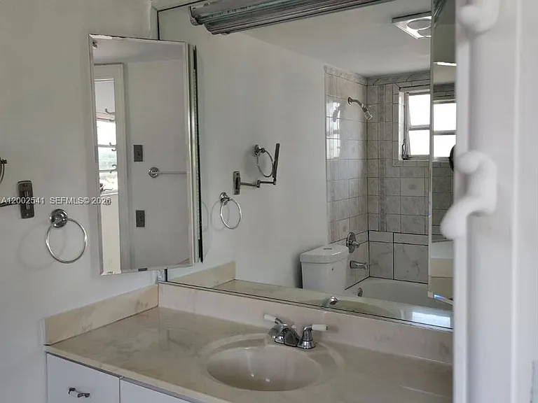 200 NE 12th Ave #1C — Photo 11