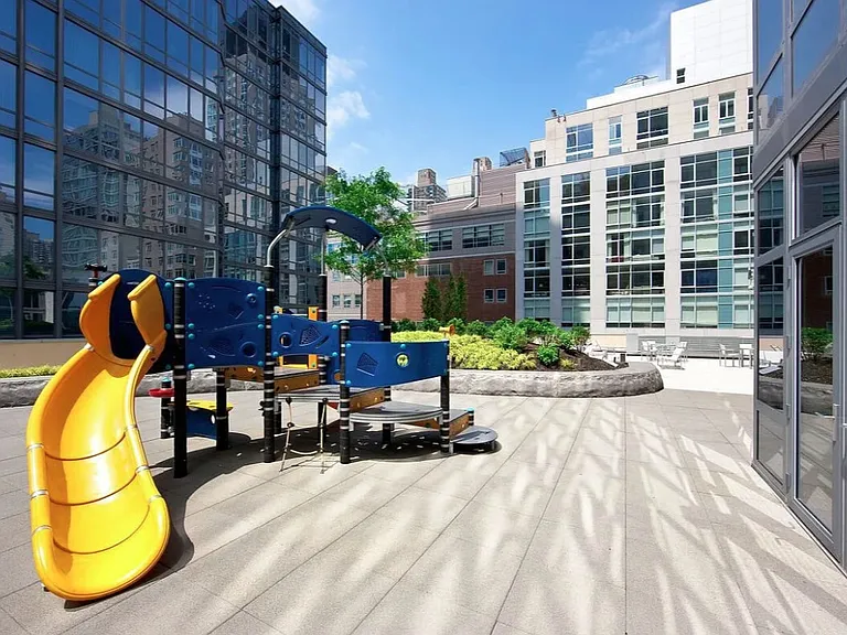 555 W 59th St #15C — Photo 18