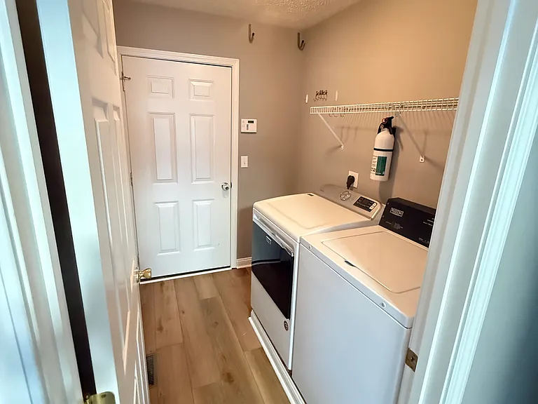 1303 Bostwick Ln — Photo 8