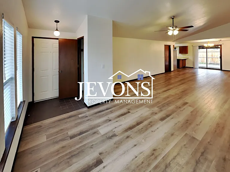 1202 S 39th Ave — Photo 6