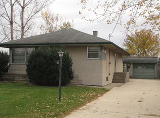 818 10th St, Peru, IL 61354