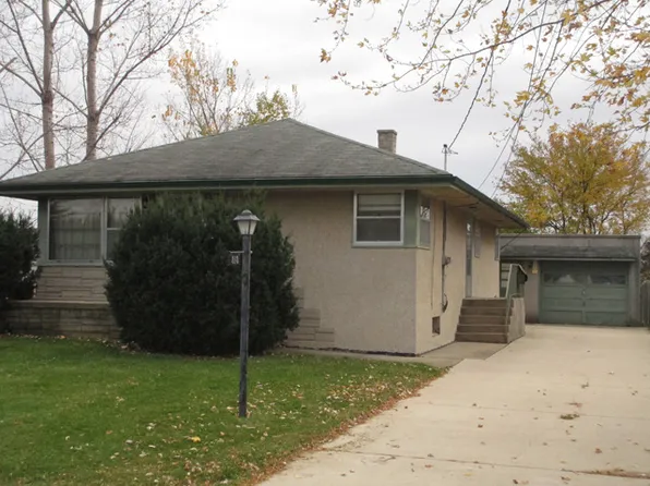 818 10th St, Peru, IL 61354