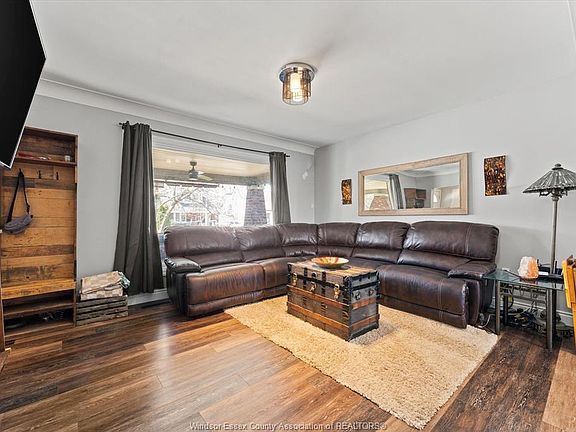 5th image of 1384 Pillette Rd