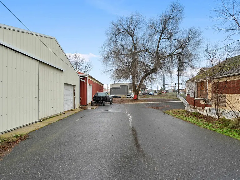 107 E Holland Ave — Photo 42