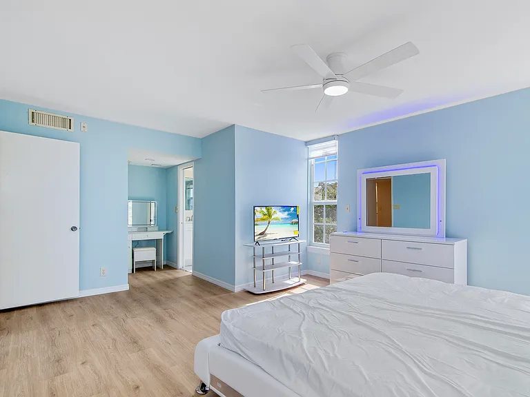 2901 S Palm Aire Dr #501 — Photo 10