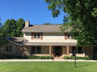 N82W15860 Valley View Dr, Menomonee Falls, WI 53051