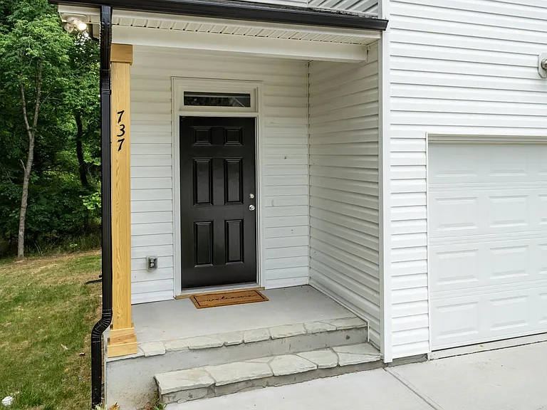 737 Grover Ln — Photo 4